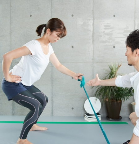 トレーニング指導を受ける人