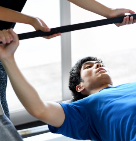 トレーニング指導を受ける人