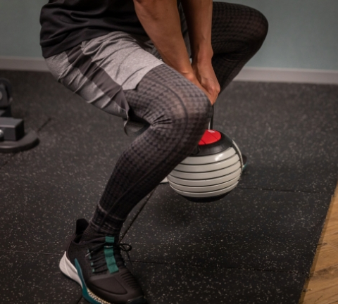 スクワットをする人