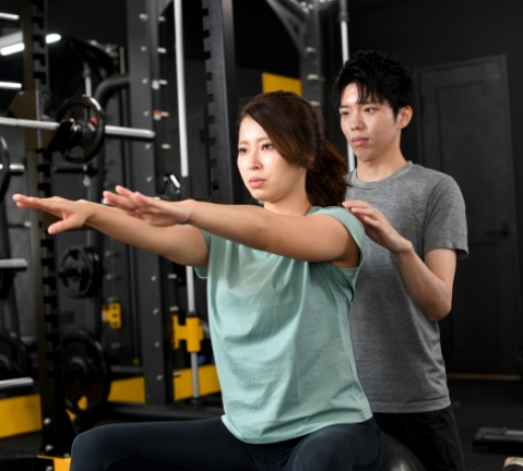 身体をチェックするセラピスト