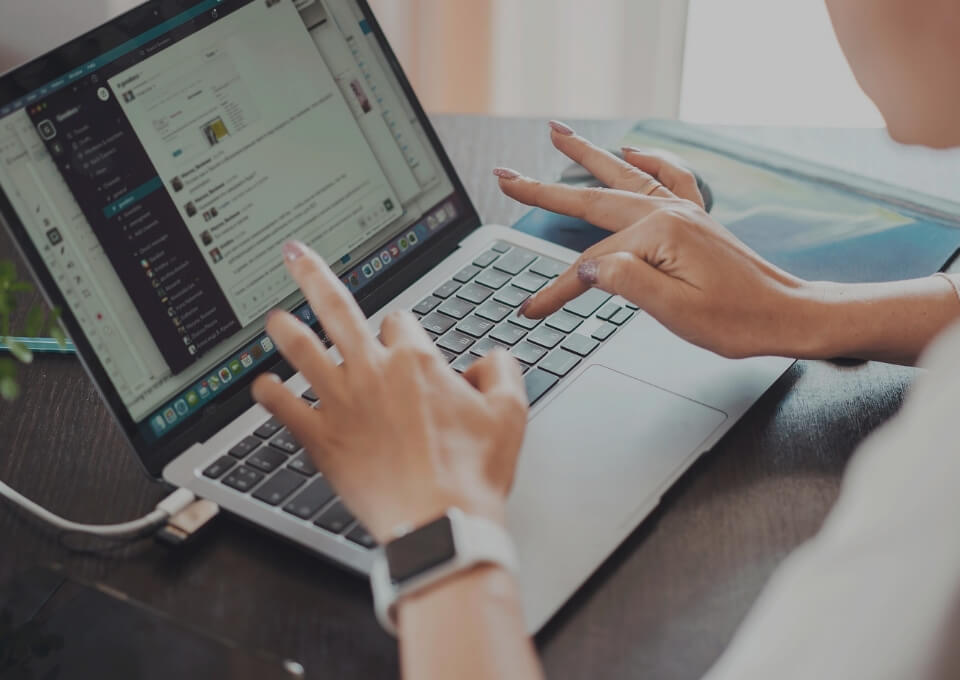 パソコンを操作する人